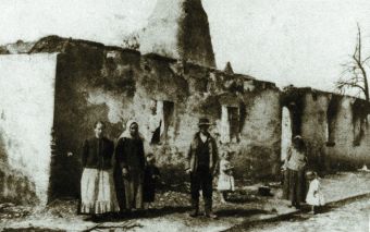 Wypalony dom w Hołdunowie podczas II Powstania Śląskiego /20 sierpnia 1920r./ (ze zbiorów Jana Śmiłowskiego)