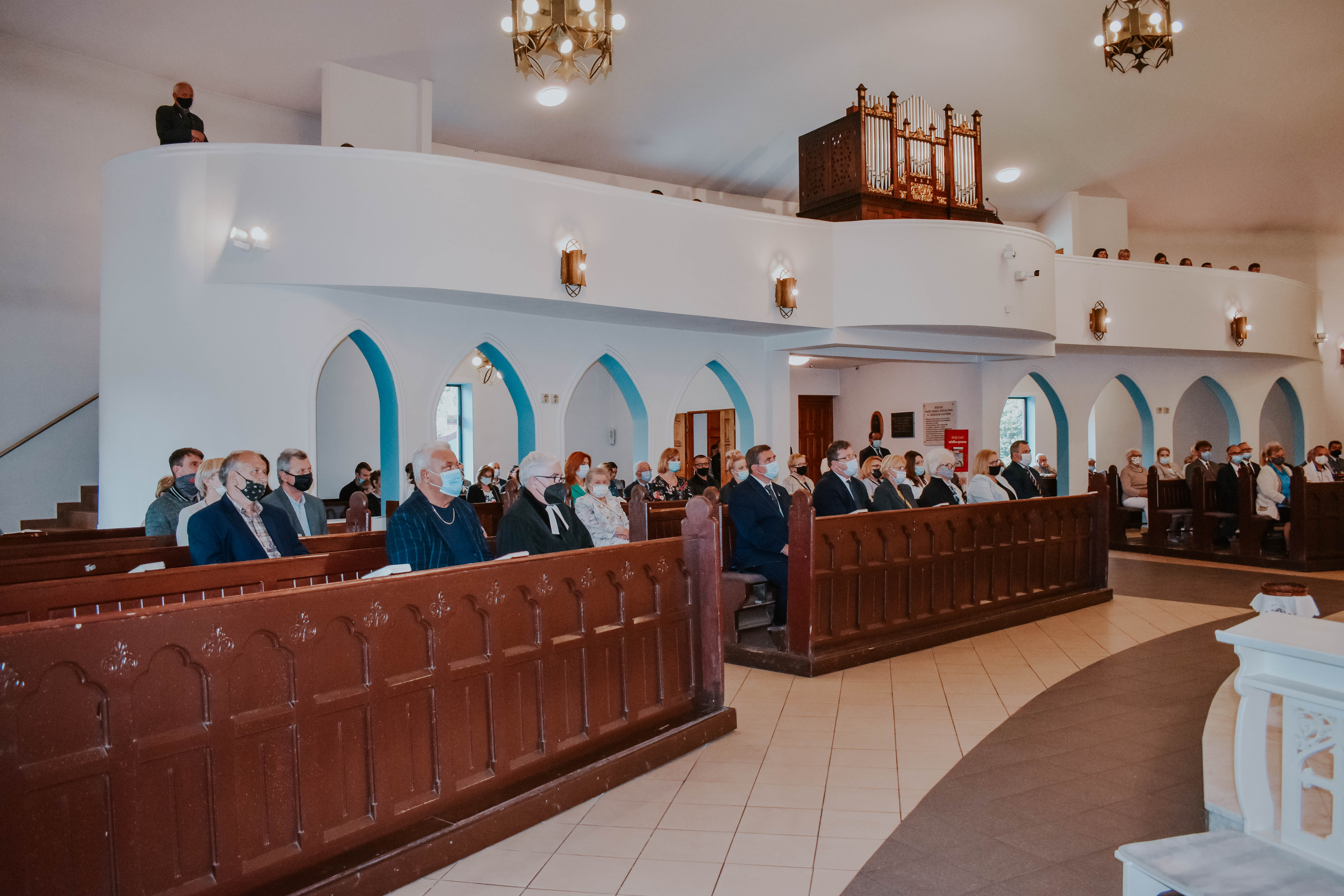 Wnętrze kościoła Matki Bożej Różańcowej w Lędzinach. Na zdjęciu osoby uczestniczące w mszy świętej 