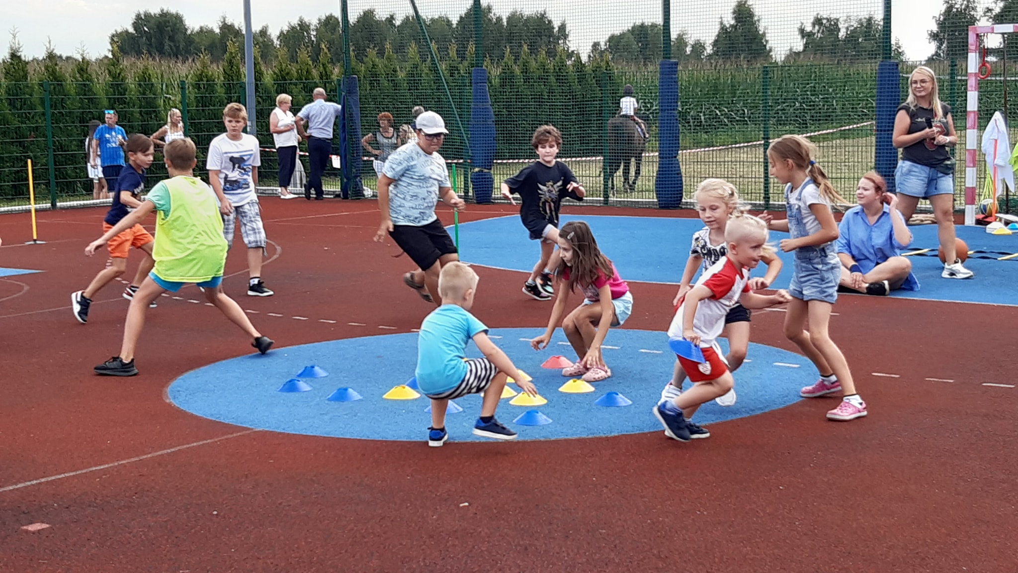 Dzieci biorące udział w konkurencjach sportowych