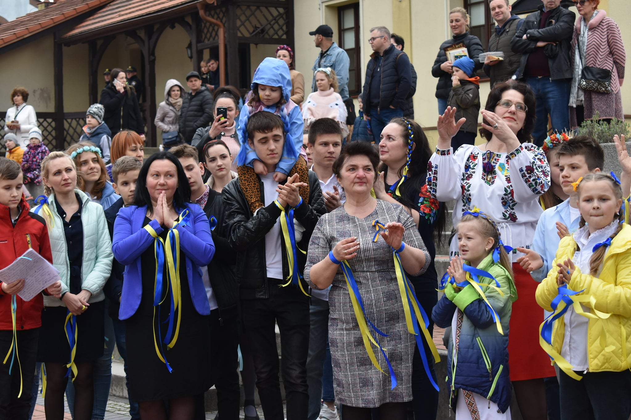 SPołeczność ukraińska w grupie ogląda występy na scenie 