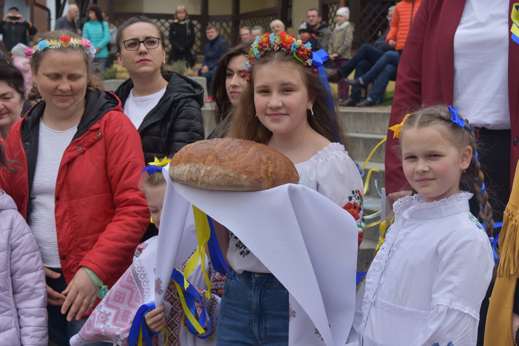Tradycyjne przekazanie chleba przez społęczność ukraińską na ręce Burmistrza Miasta