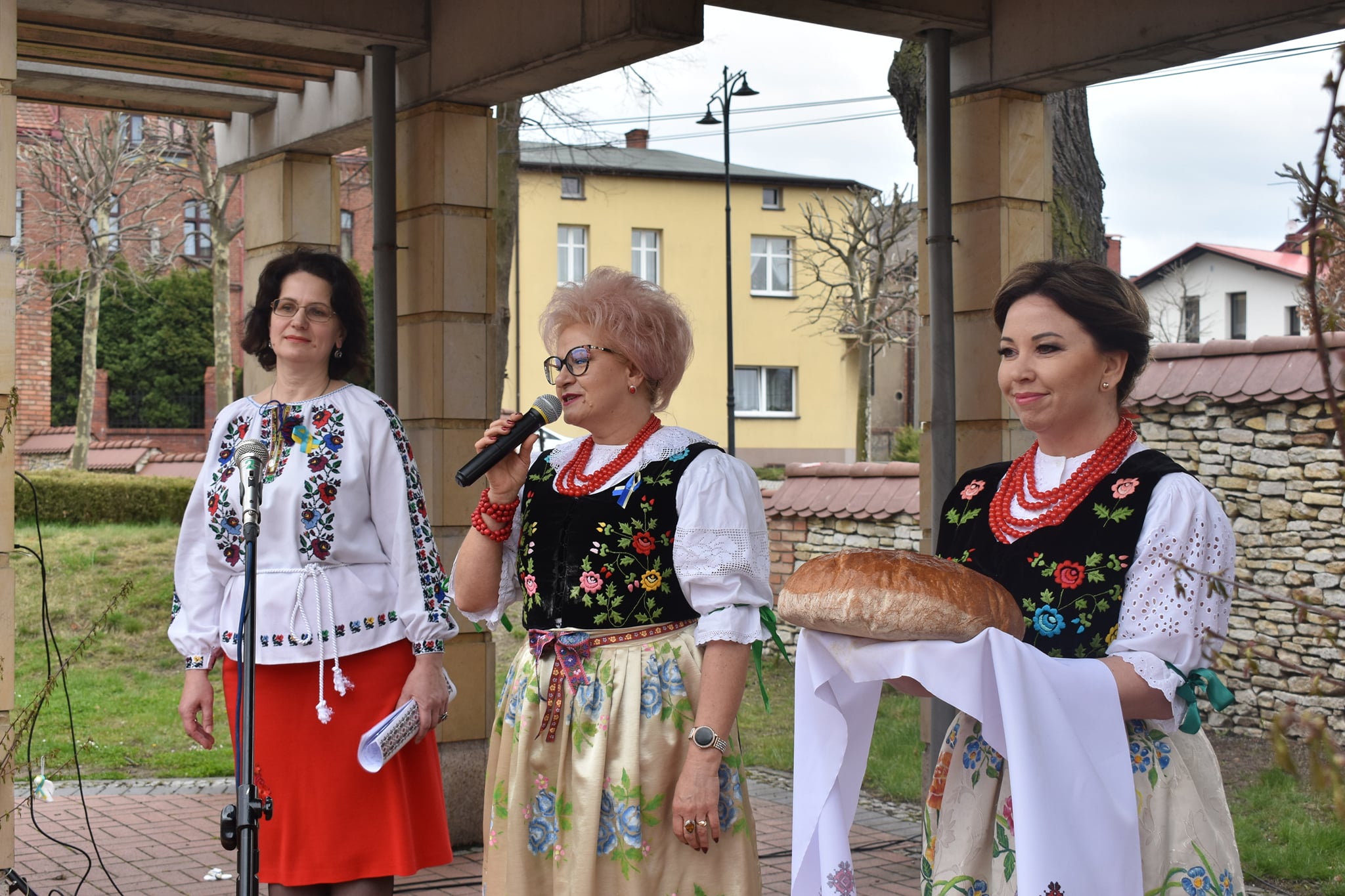 Tradycyjne przekazanie chleba przez społęczność ukraińską na ręce Burmistrza Miasta
