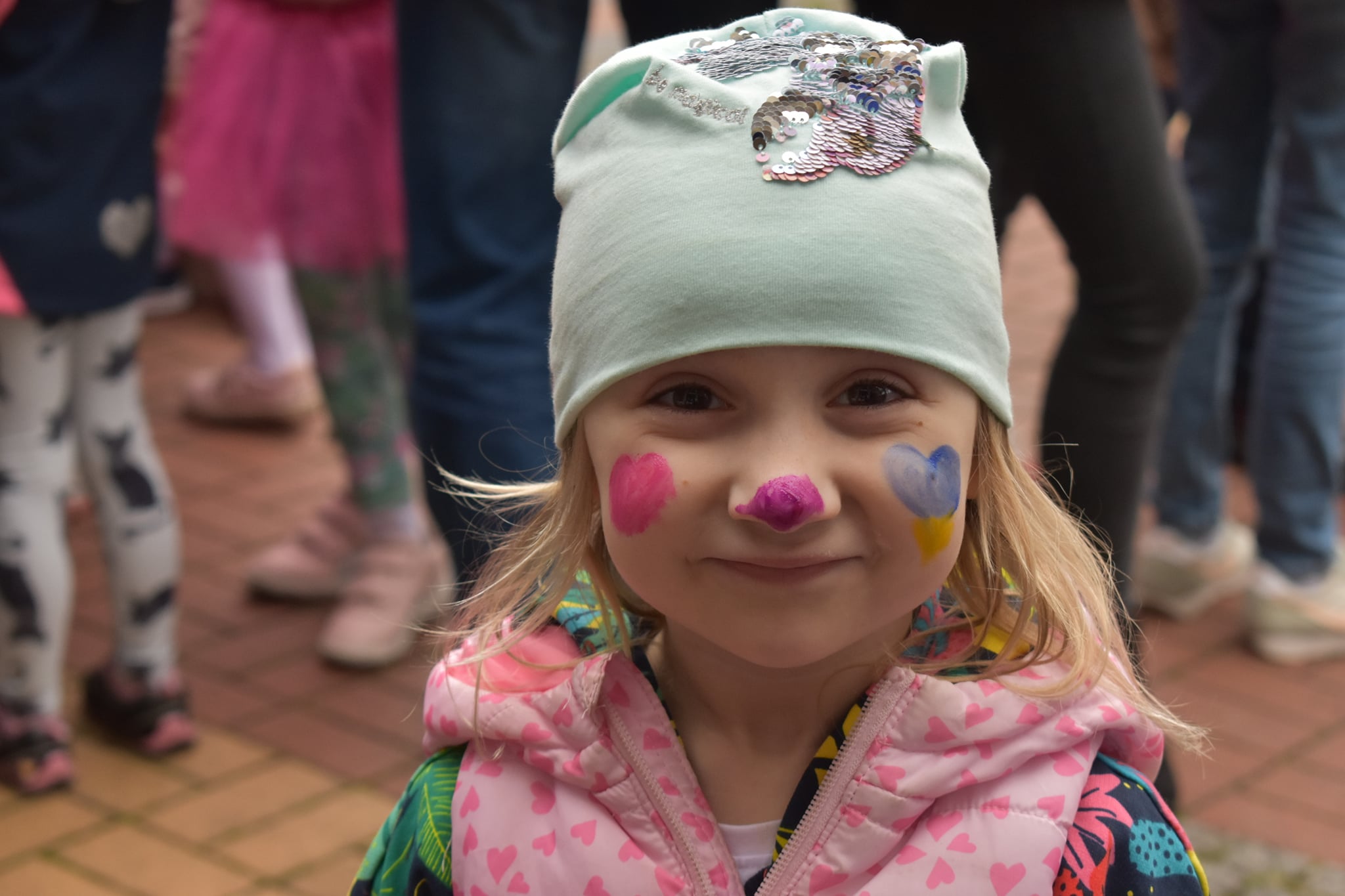 Dziewczynka w barwach ukrainy na twarzy