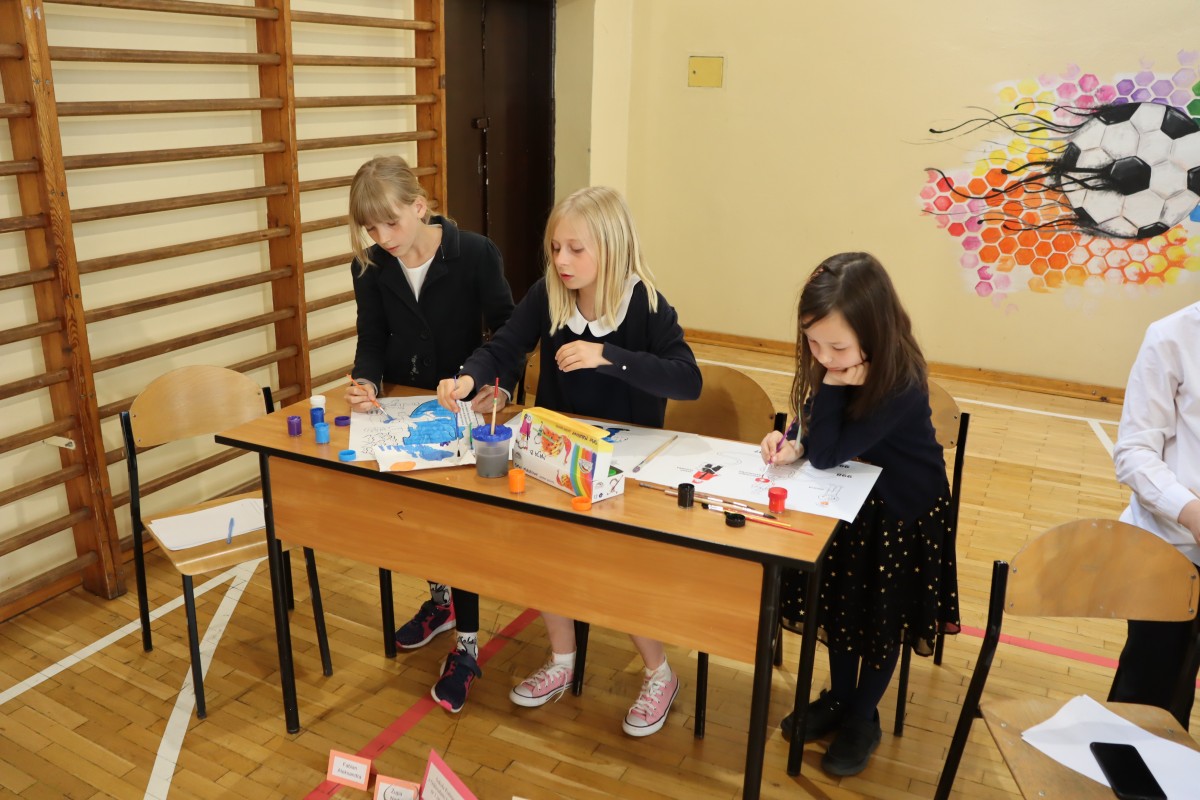 Dzieci podczas konkursu Bezpieczny Świetliczak organizowanego w Szkole Podstawowej nr 2 w Lędzinach