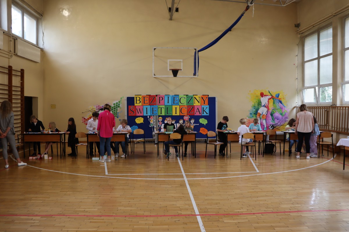 Dzieci podczas konkursu Bezpieczny Świetliczak organizowanego w Szkole Podstawowej nr 2 w Lędzinach