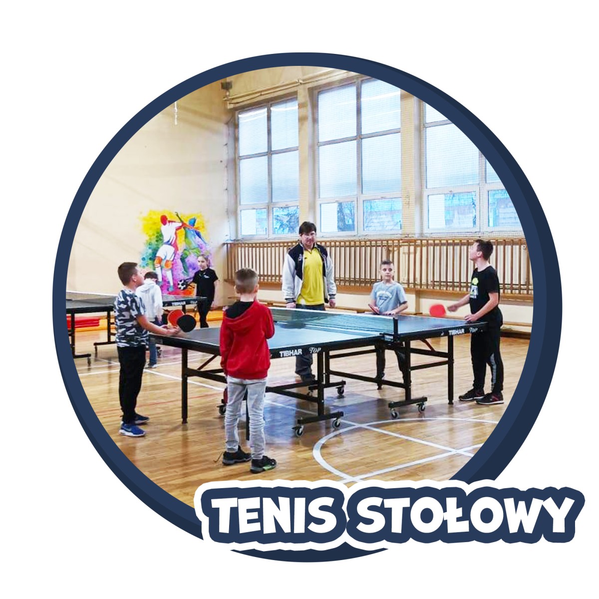 dzieci podczas zajęć z tenisa stołowego z instruktorem