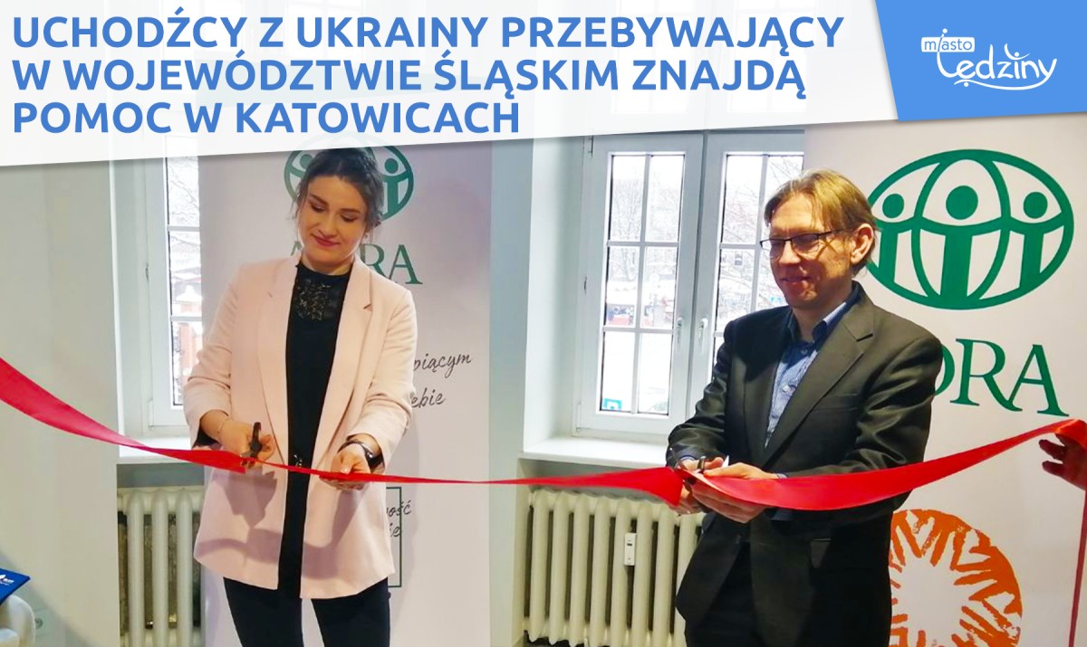 Na obrazku dwie osoby przecinające wstęgę