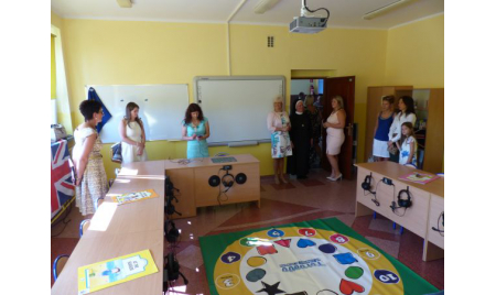 Uroczyste otwarcie Multimedialnej Pracowni Językowej i Szkolnego Centrum Informacji - Biblioteki w Szkole Podstawowej z Oddziałami Integracyjnymi nr 1 w Lędzinach.