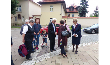 Delegacja KTP na benefisie urodzinowym ks. Bonieckiego