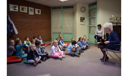 Burmistrz Miasta czyta dzieciom 