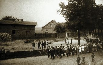 Pochód Towarzystwa Śpiewaczego "Echo" /1 lipca 1928r./ (ze zbiorów Anieli Mantaj)