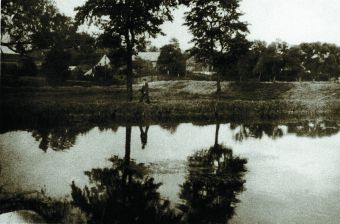 Jeden z trzech stawów /lata 30/, obecnie teren sportowo - rekreacyjny przy ul.Sobieskiego (ze zbiorów Doroty Konieczny)