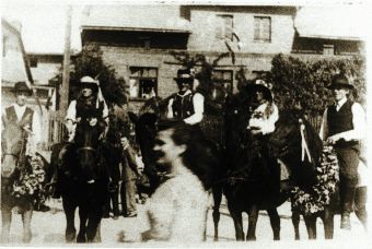 Dożynki w Lędzinach, ul.Młyńska, obecnie ul.Sobieskiego /1938r./ (ze zbiorów Doroty Konieczny)