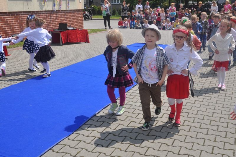Międzypokoleniowy pokaz mody w Przedszkolu nr 2