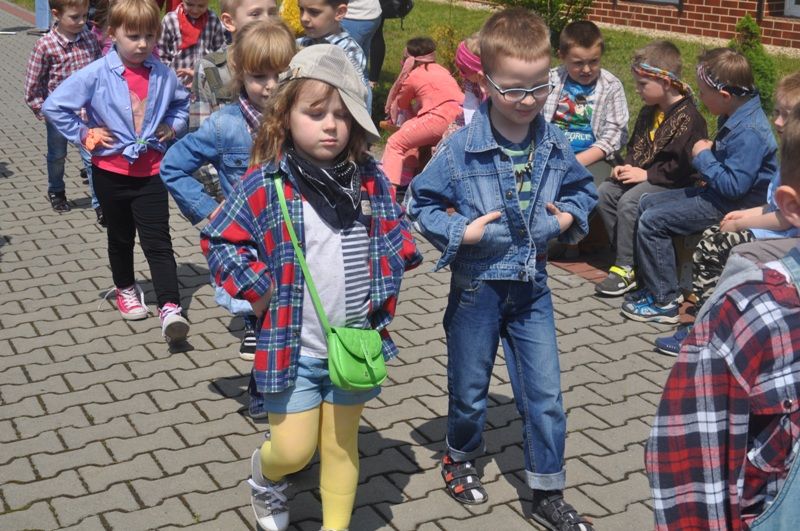 Międzypokoleniowy pokaz mody w Przedszkolu nr 2