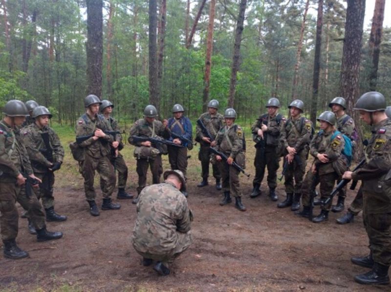 Uczniowie klas mundurowych PZS na poligonie