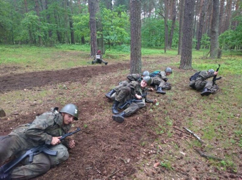 Uczniowie klas mundurowych PZS na poligonie
