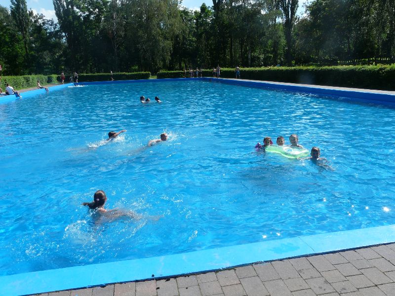 Lato na basenie odkrytym