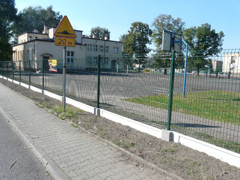 Montaż nowego ogrodzenia przy Gimnazjum nr 2