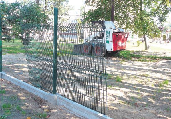 Montaż nowego ogrodzenia przy SP1