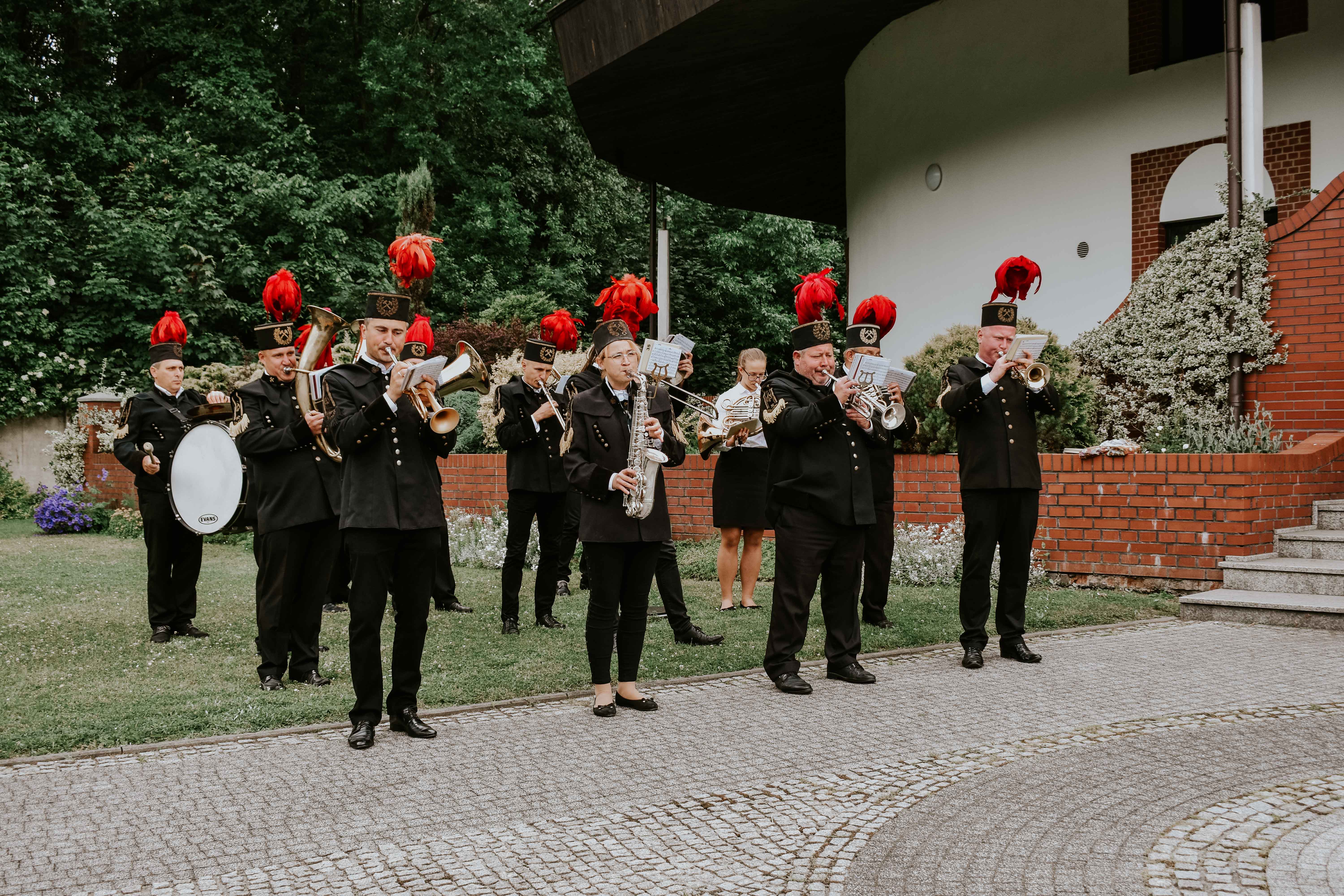 Orkiestra dęta kwk ziemowit podczas obchodów 30 lecia samorządności pod kościółem Matki Bożej Różańcowej w Lędzinach