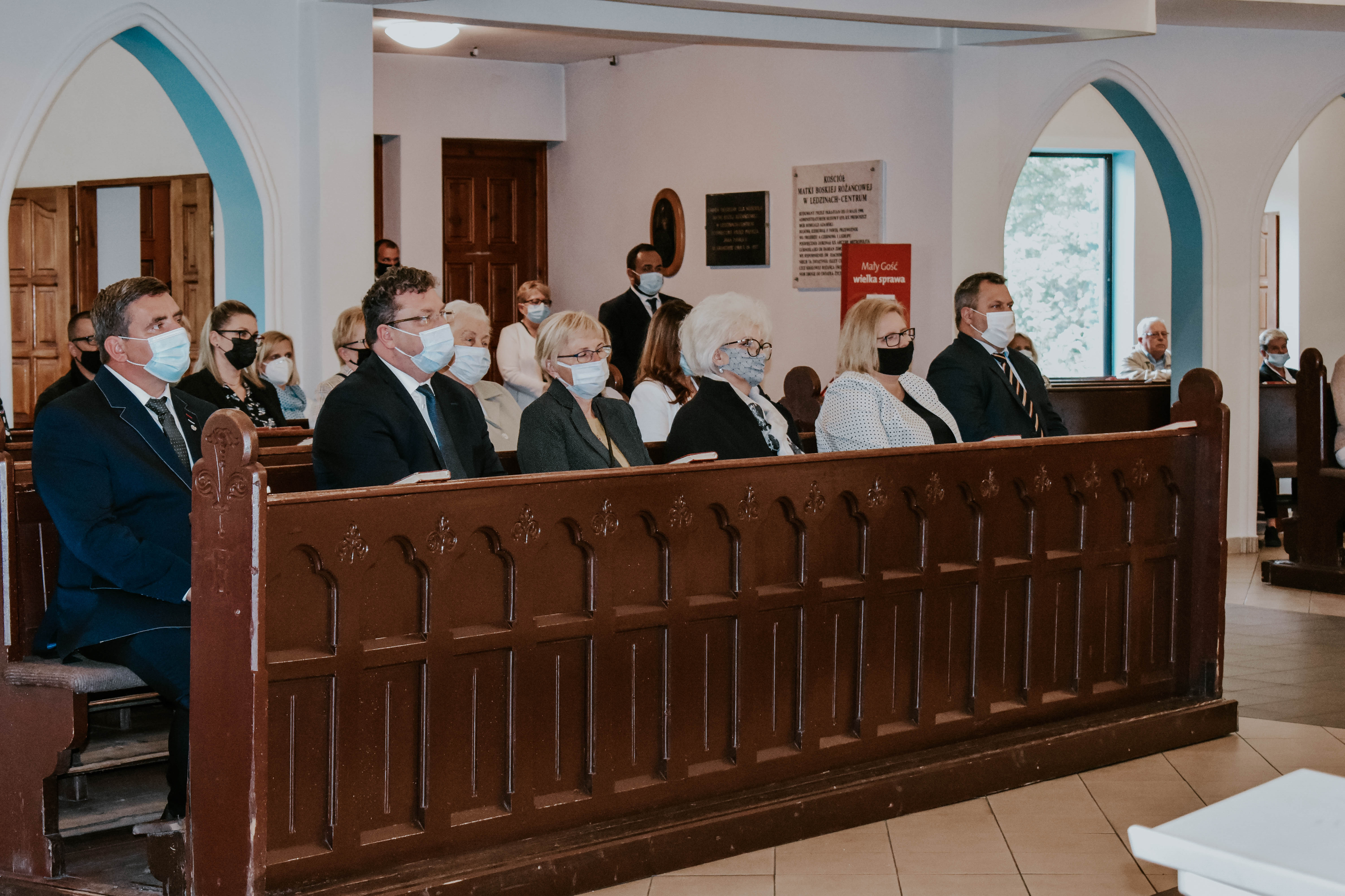 Wnętrze Kościoła MBR na zdjęciu uczestnicy liturgii