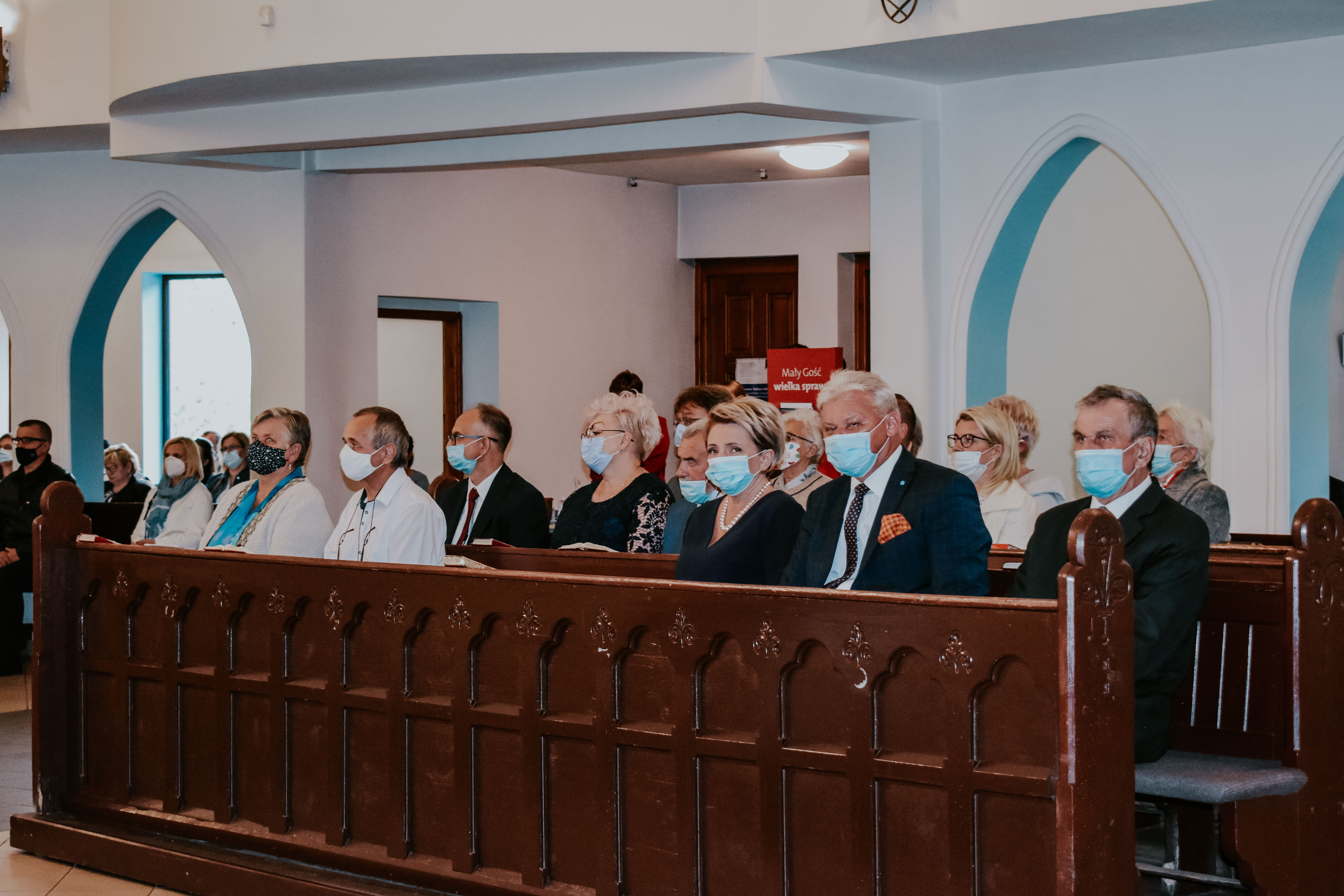 Wnętrze kościoła - uczestnicy liturgii