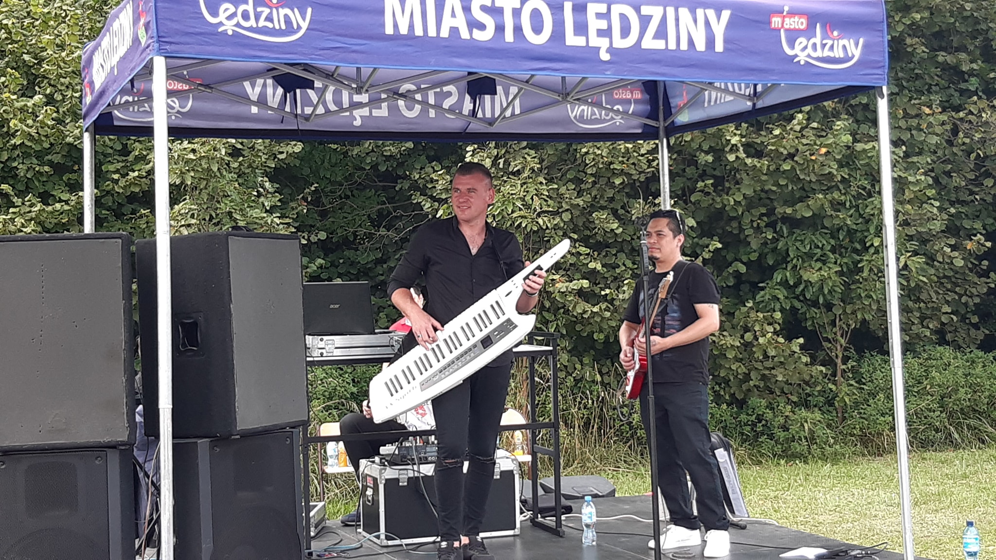 Zespół stojący na scenie