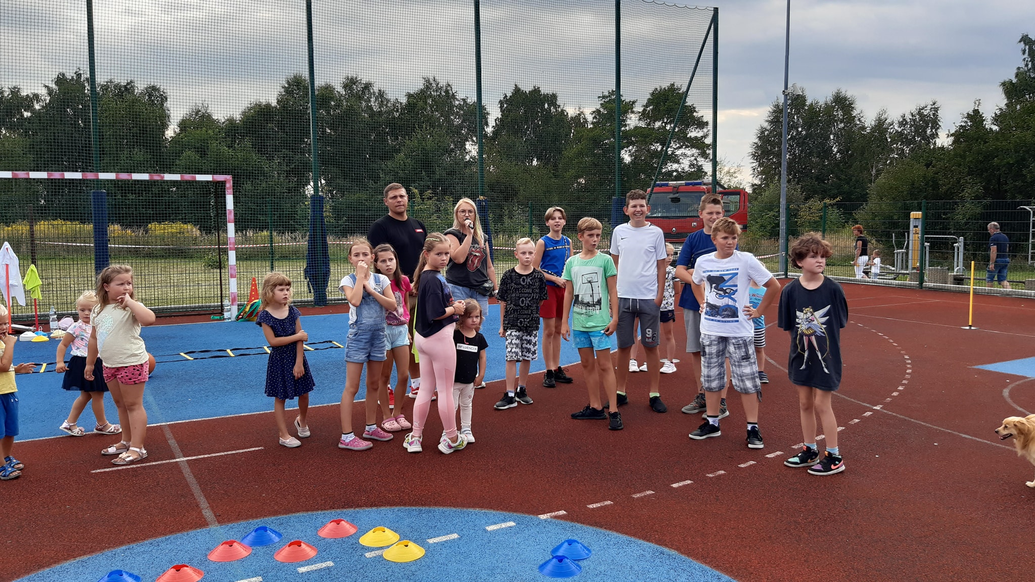Dzieci na boisku biorące udział w konkurencji sportowej