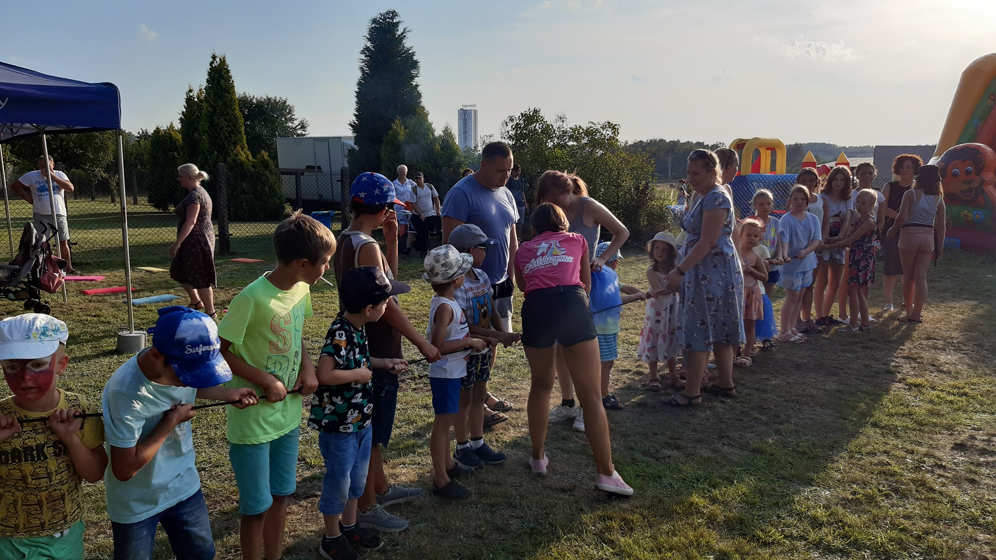 Osoby biorące udział w przeciąganiu liny 