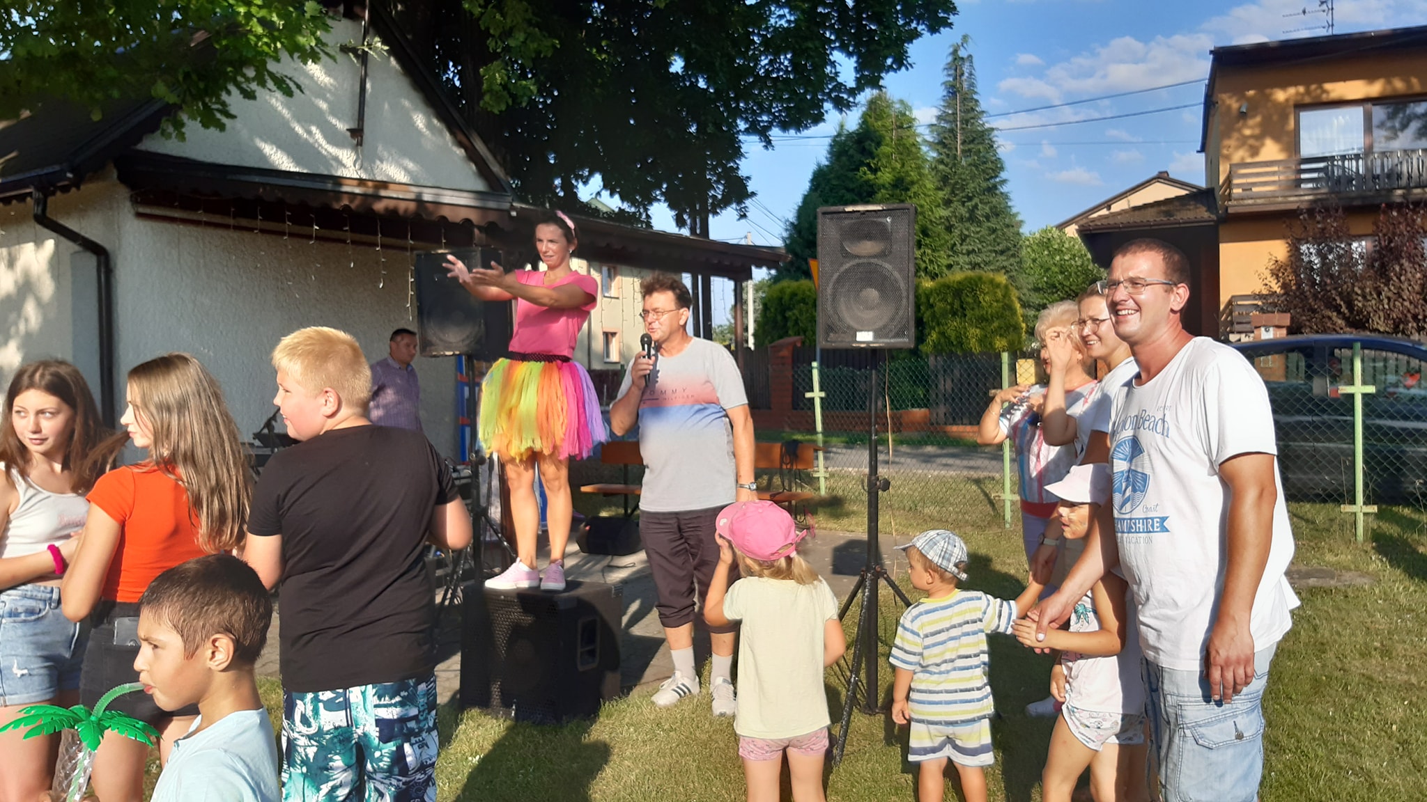 Osoby uczestniczące w zabawie na pikniku rodzinnym 