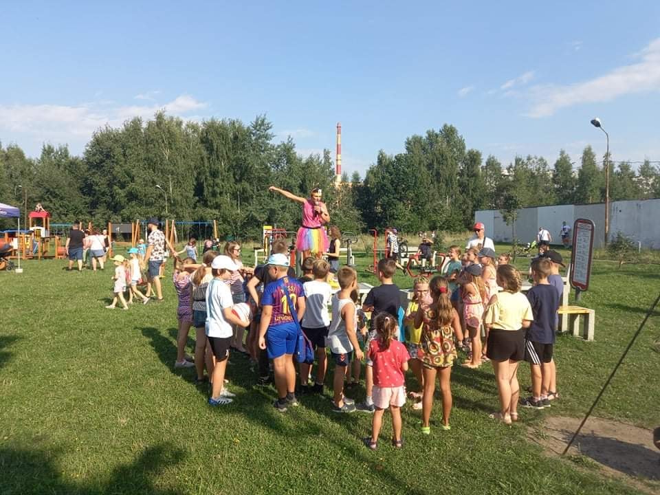 Dzieci uczestniczące w zabawie z animatorką 