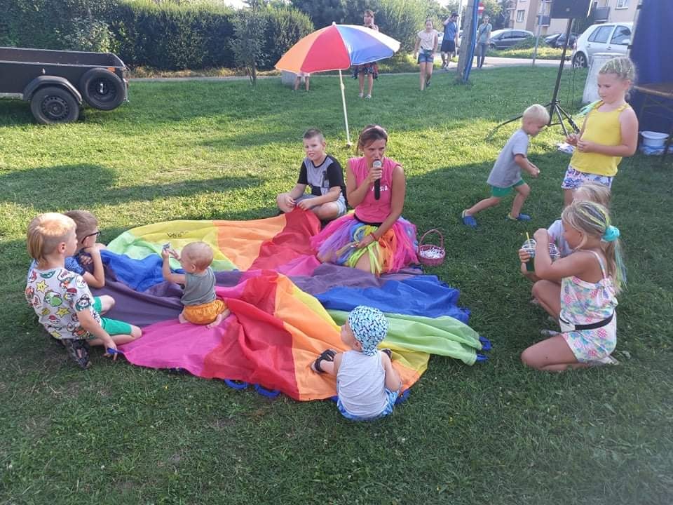 Animatorka przy pracy z chustą animacyjną 