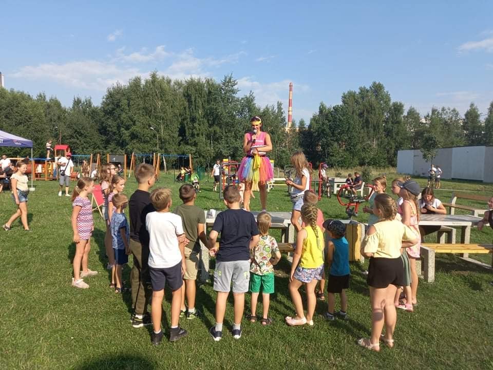 Dzieci uczestniczące w zabawie z animatorką