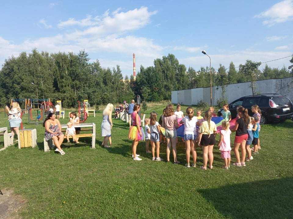 Dzieci uczestniczące w zabawie z animatorką