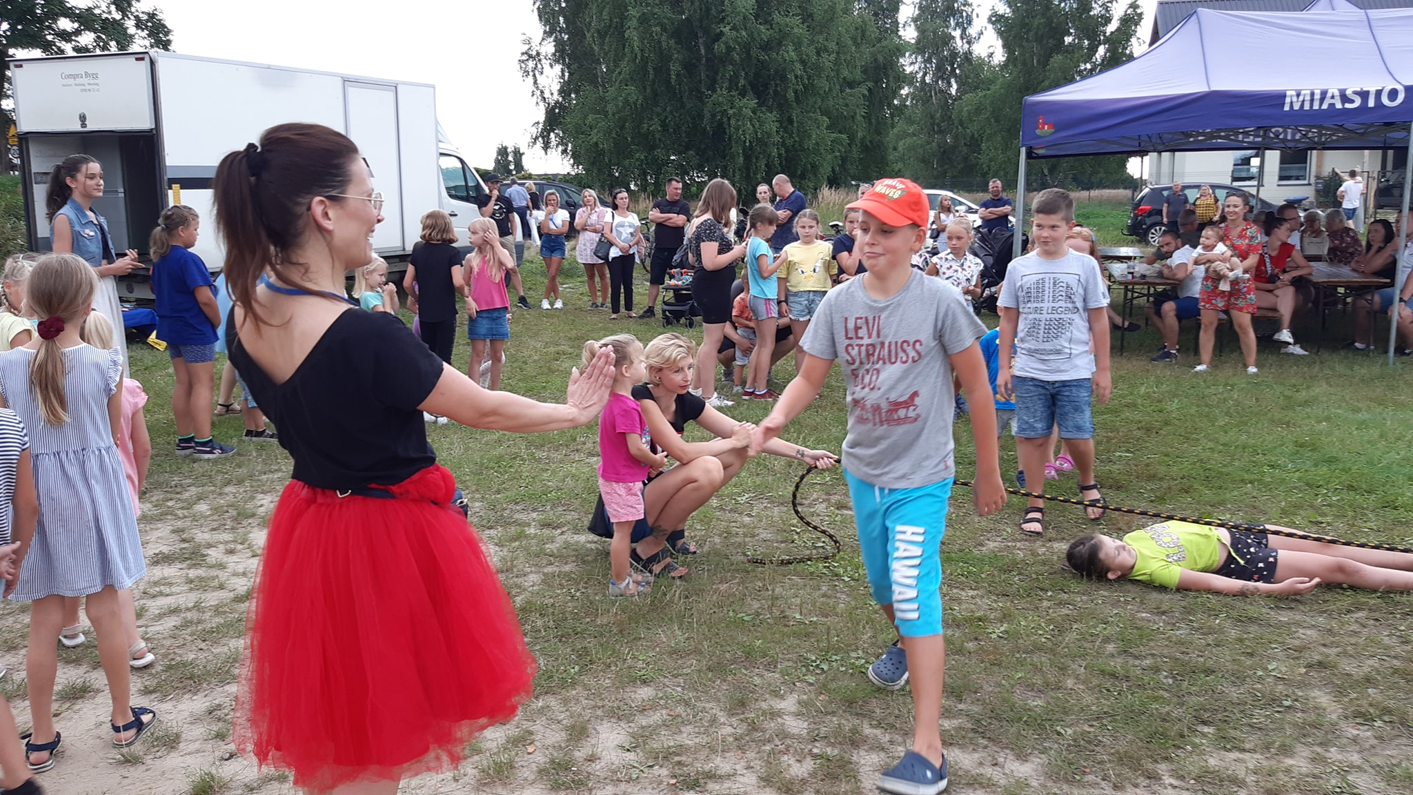 Dzieci uczestniczące w zabawie z animatorką