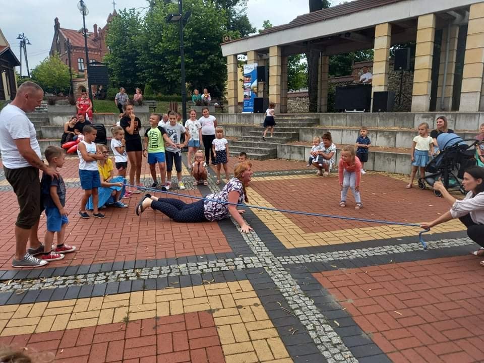 Dzieci uczestniczące w zabawie z animatorką
