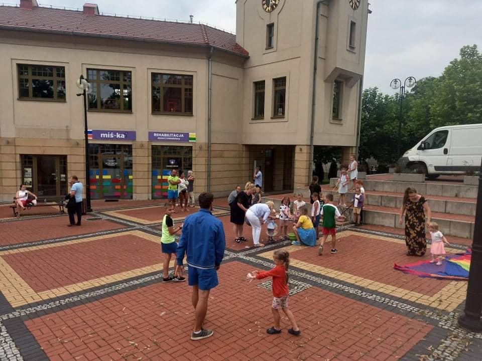Dzieci uczestniczące w zabawie z animatorką