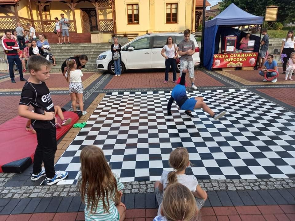 Dzieci uczestniczące w zabawie z animatorką