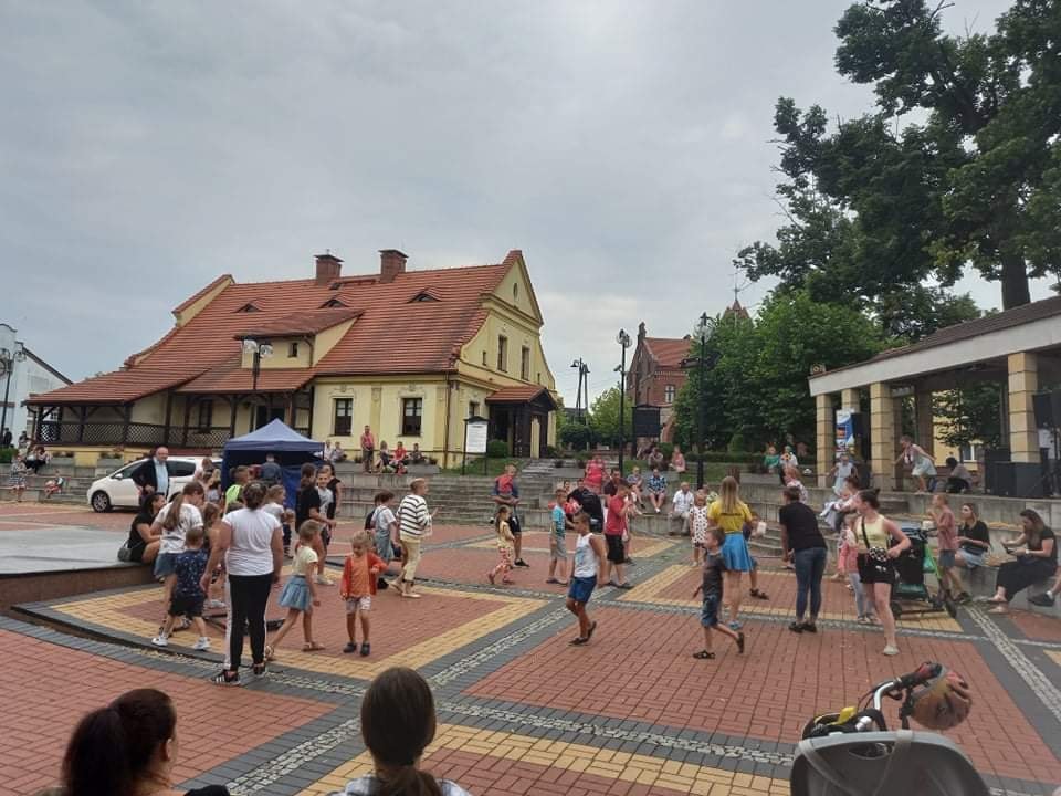 Dzieci uczestniczące w zabawie z animatorką