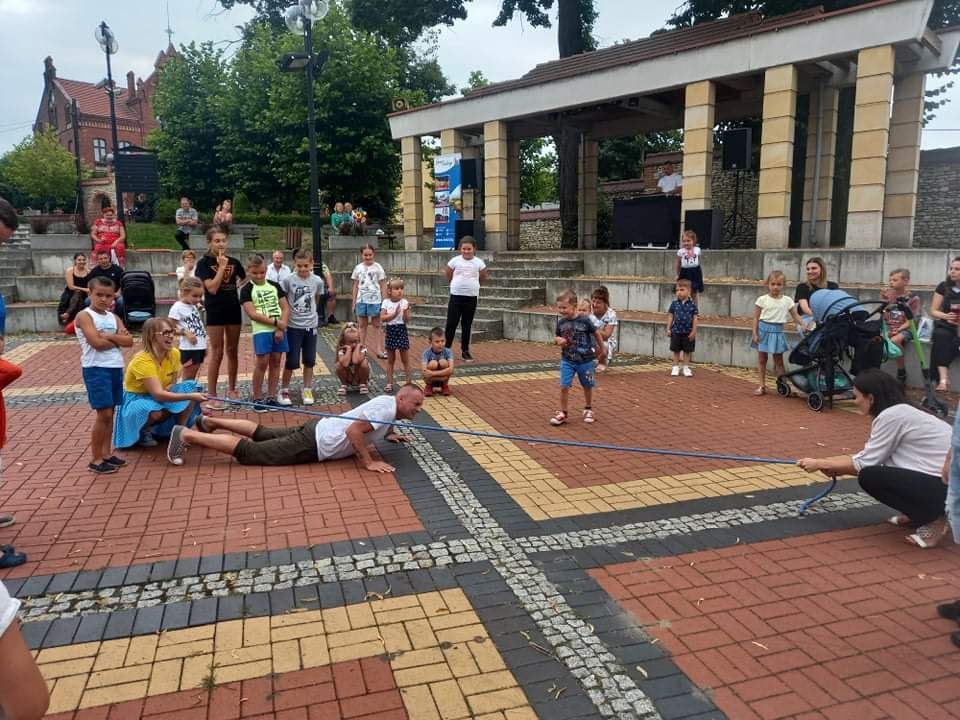 Dzieci uczestniczące w zabawie z animatorką