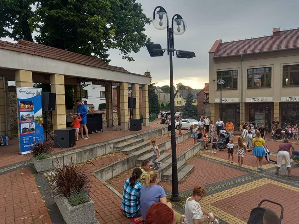 Zespół muzyczny i uczesnicy pikniku rodzinnego 