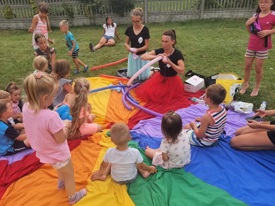 Dzieci uczestniczące w zabawie z animatorką