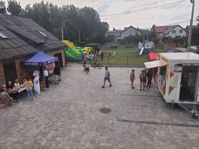 Dzieci uczestniczące w zabawie z animatorką