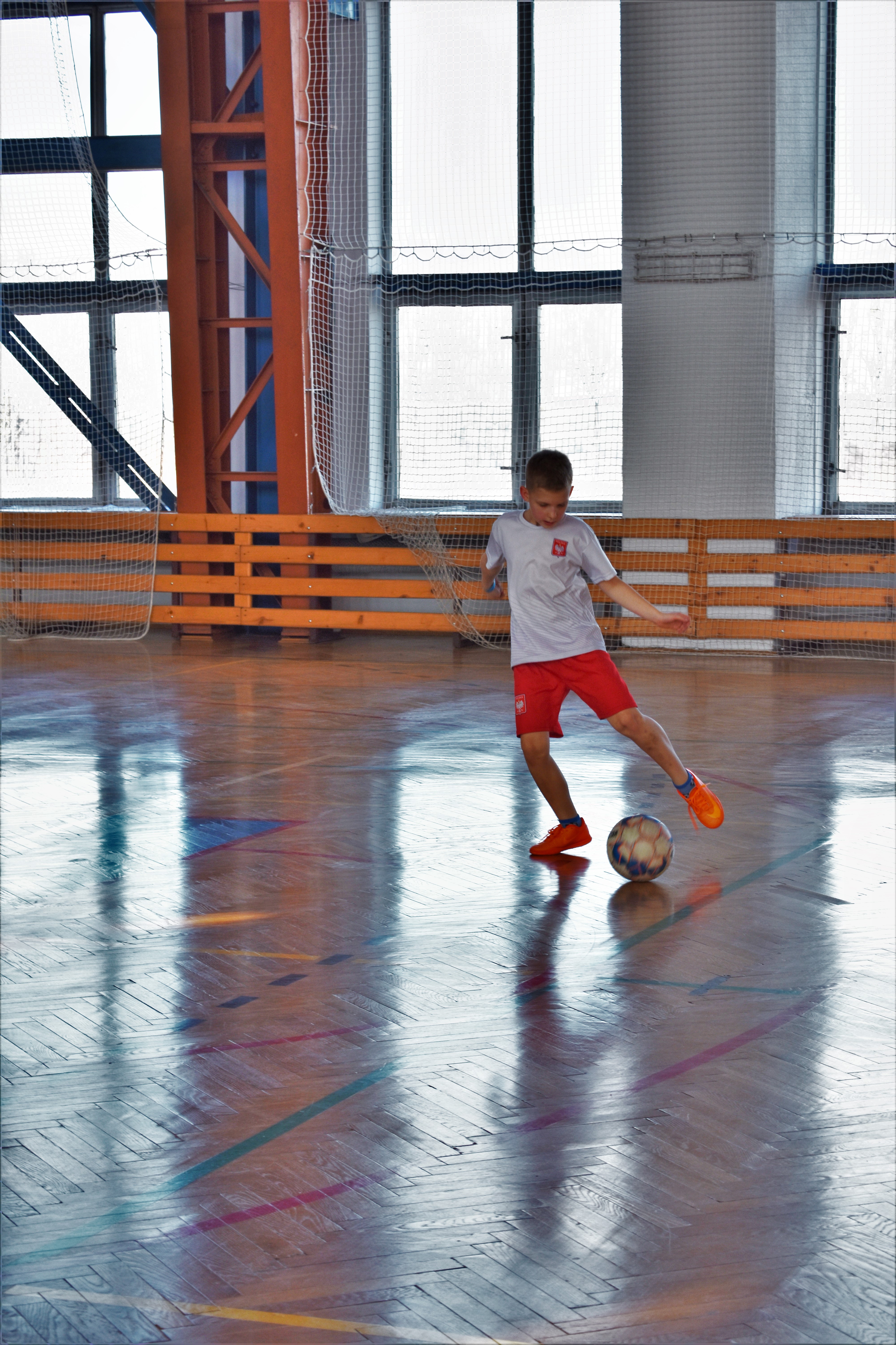 mecz w piłkę na hali sportowej