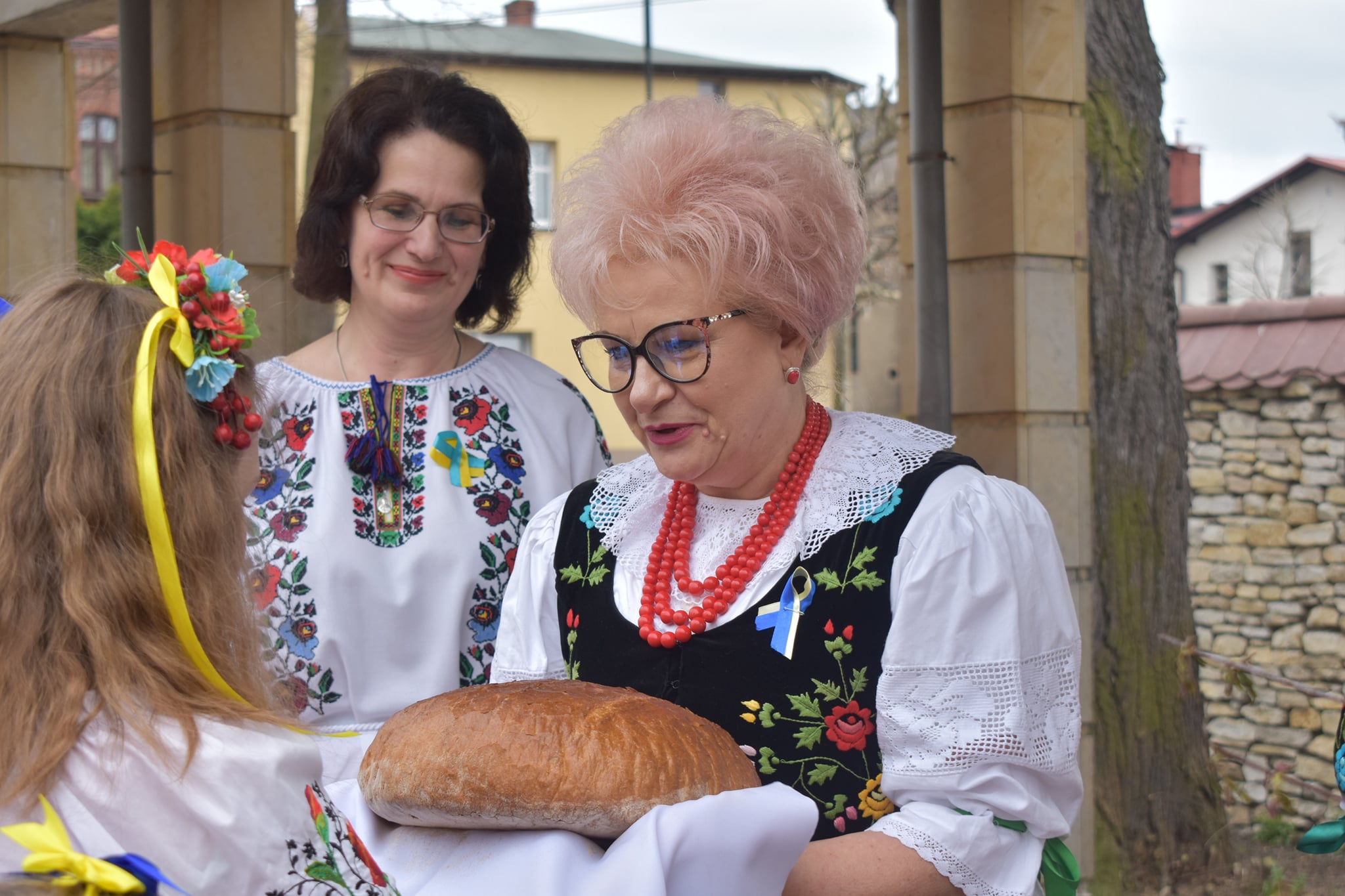 Tradycyjne przekazanie chleba przez społęczność ukraińską na ręce Burmistrza Miasta