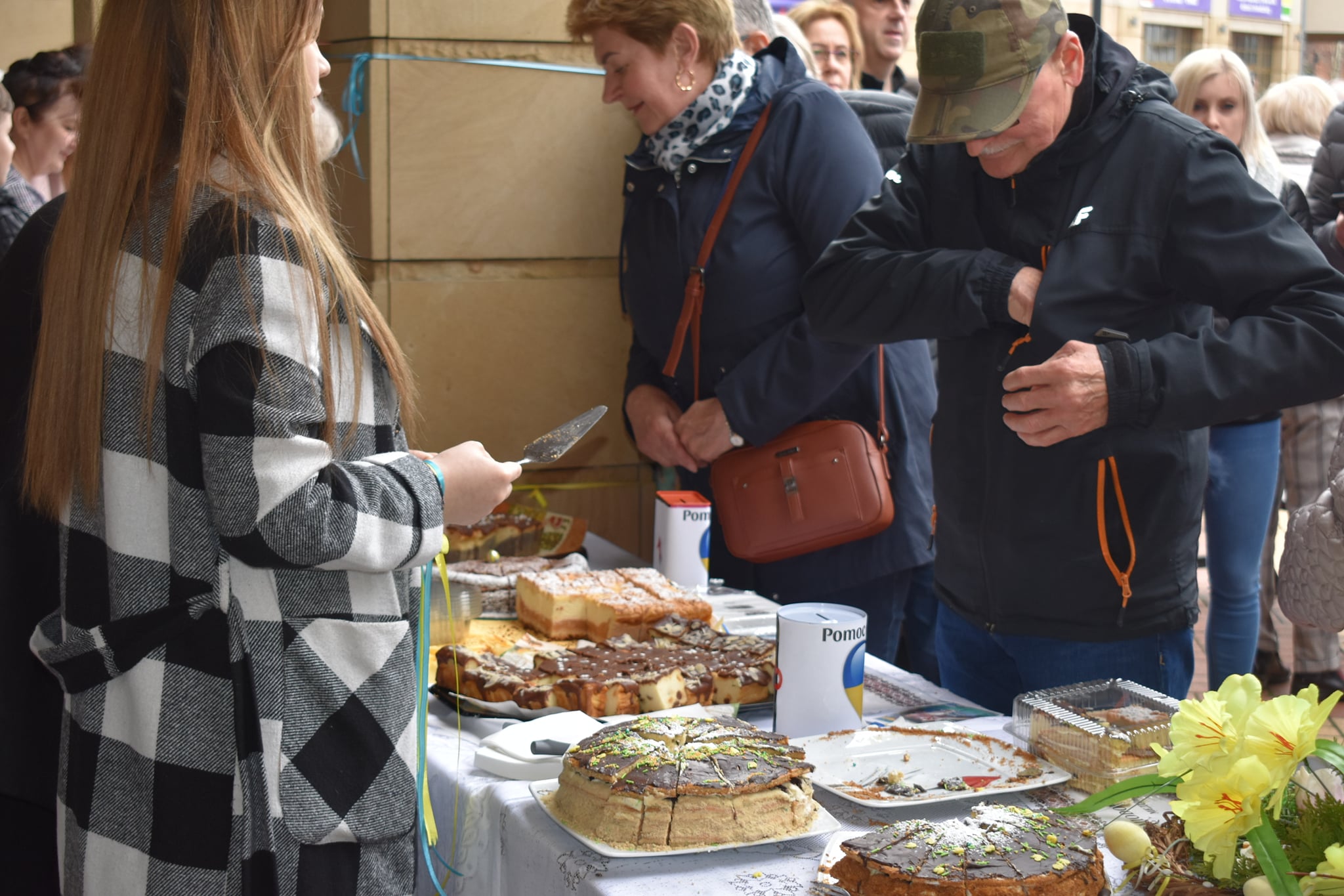 Stoisko z potrawami wielkanocnymi na pokniku wielkanocnym