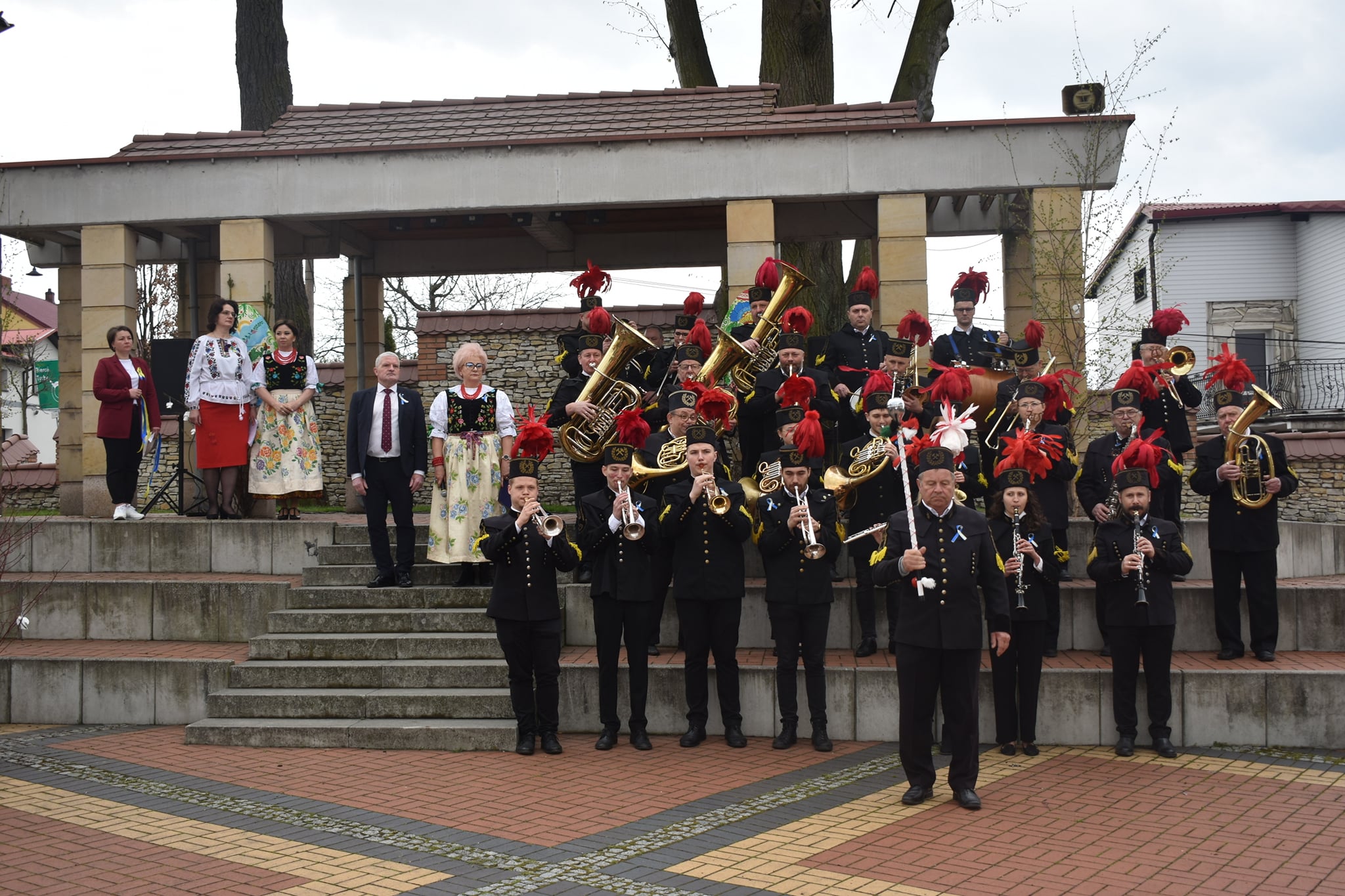 Orkiestra KWK Ziemowit podczas występu na placu farskim podczas pikniku rodzinnego. 