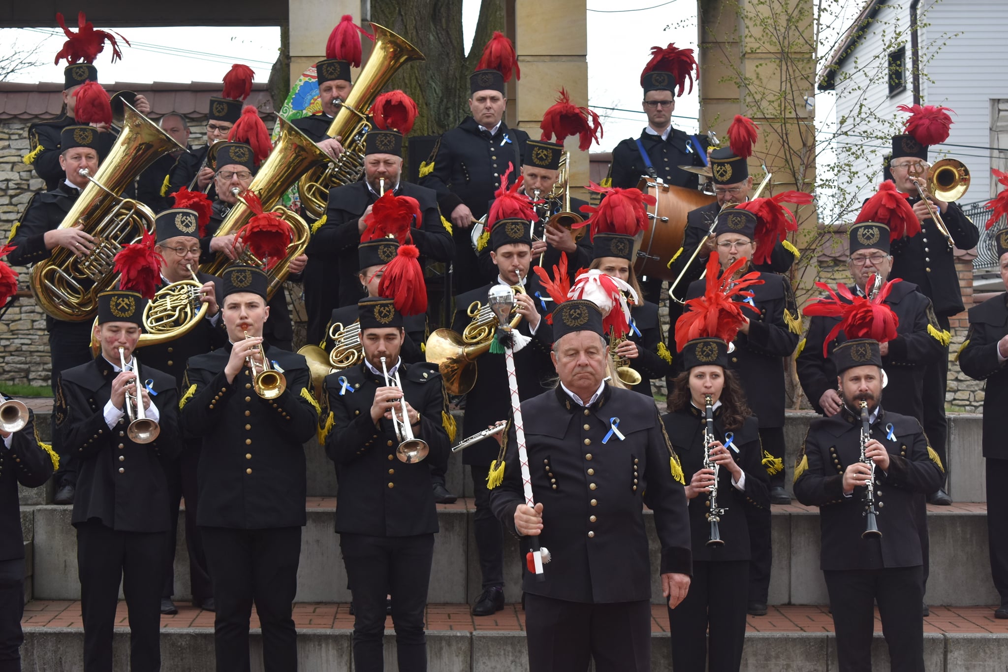 Orkiestra KWK Ziemowit podczas występu na placu farskim podczas pikniku rodzinnego. 