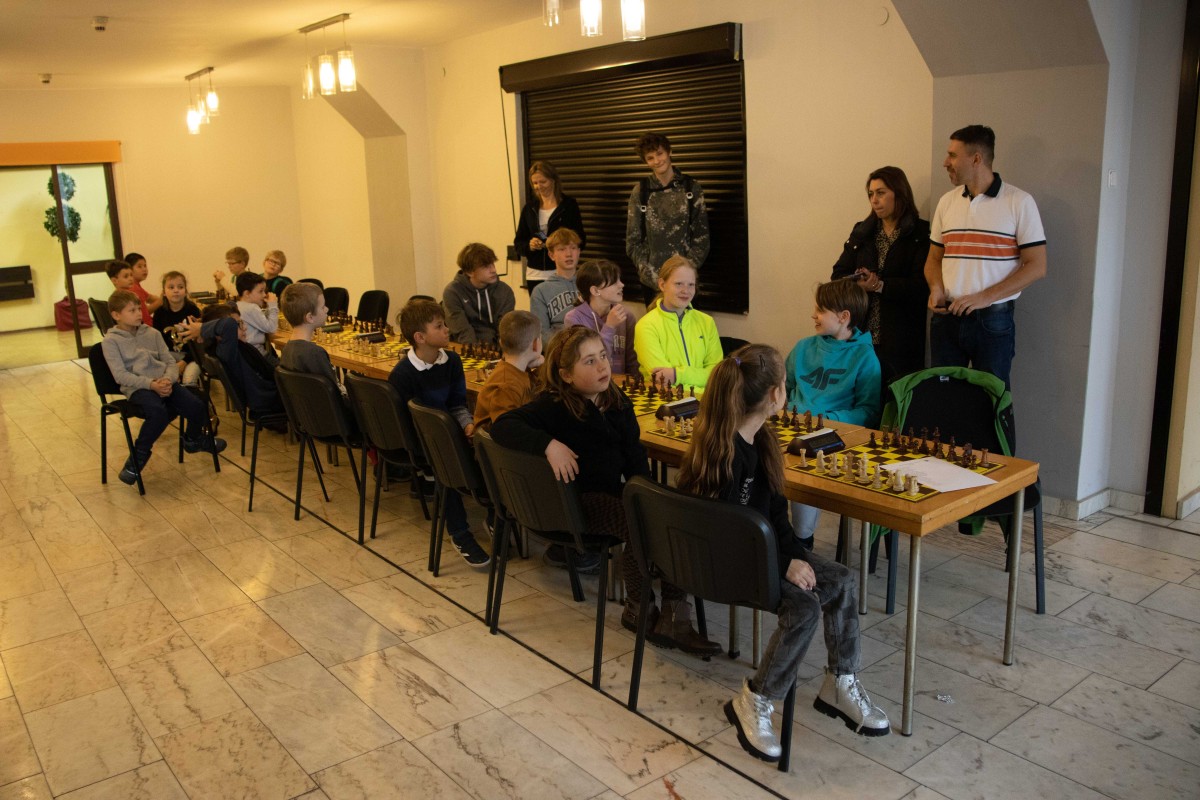 5 osób pozuje do zdjęcia z nagrodami
